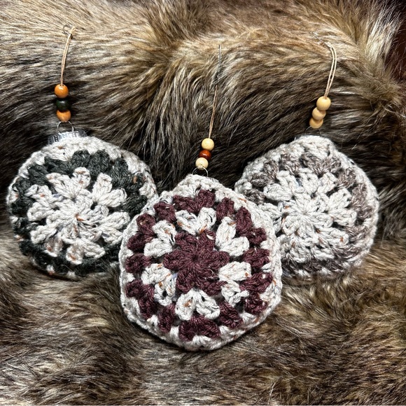 Hand knit/crochet country style Christmas ornaments, set of 3 - Picture 3 of 11